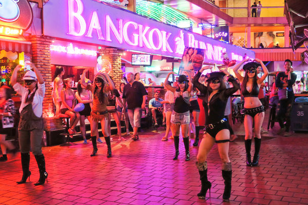 曼谷红灯区Nana Plaza体验：进酒吧一定要消费吗？ 有什么禁忌呢？