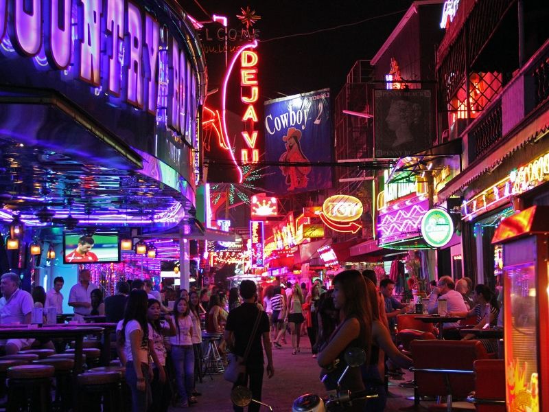 曼谷Soi Cowboy（牛仔街），一个因地铁而热闹起来的gogobar区