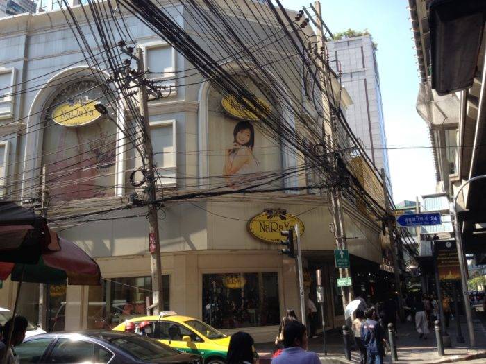 曼谷Phrom Phong站附近的情色按摩店专区