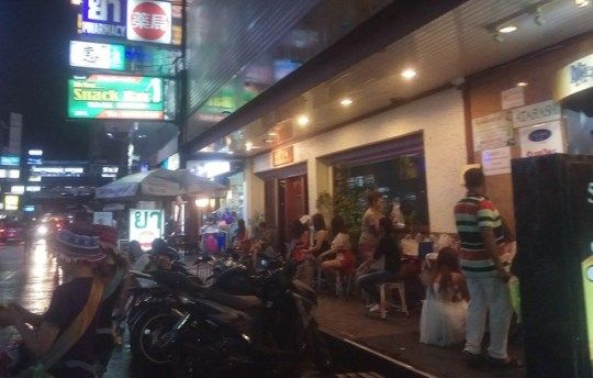 探寻泰国红灯区最神秘的地下酒吧真人Sex Show