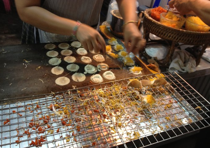 泰国普吉镇夜市令人眼花缭乱的各色小吃