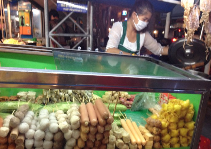 泰国普吉镇夜市令人眼花缭乱的各色小吃