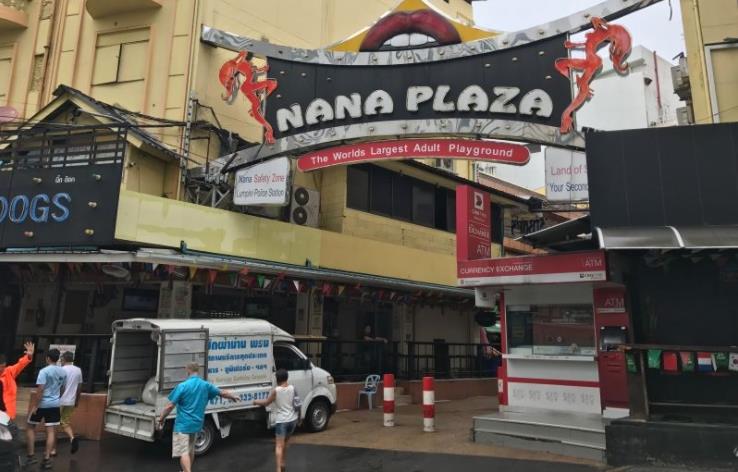 曼谷最热闹的狗狗聚集地介绍：娜娜广场Nana Plaza